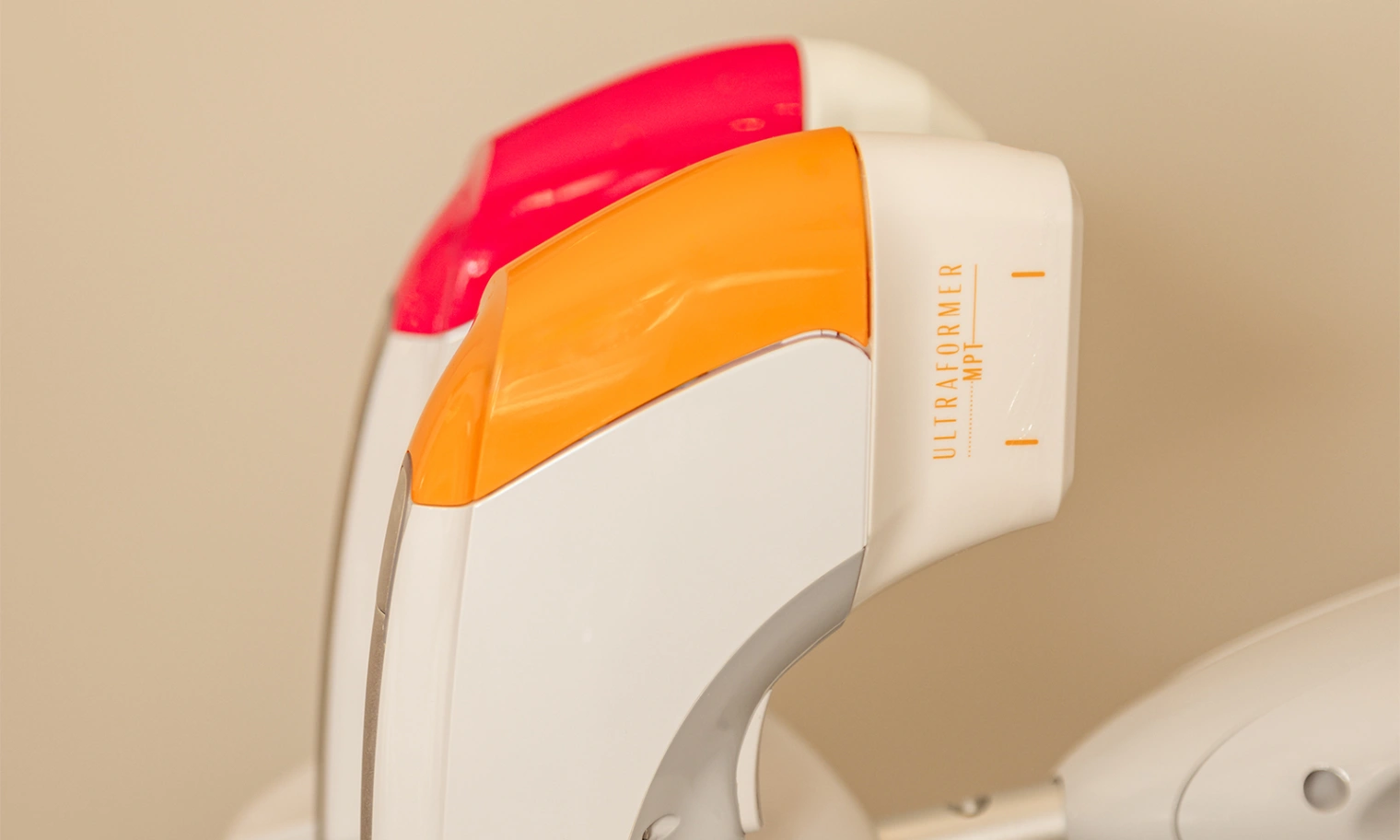 Choose the Right Body Contour Clinic and Treatment: 3 Things That Matter Most 4 Close up of handheld device used in body contour clinic and treatments for skin tightening and fat reduction procedures.